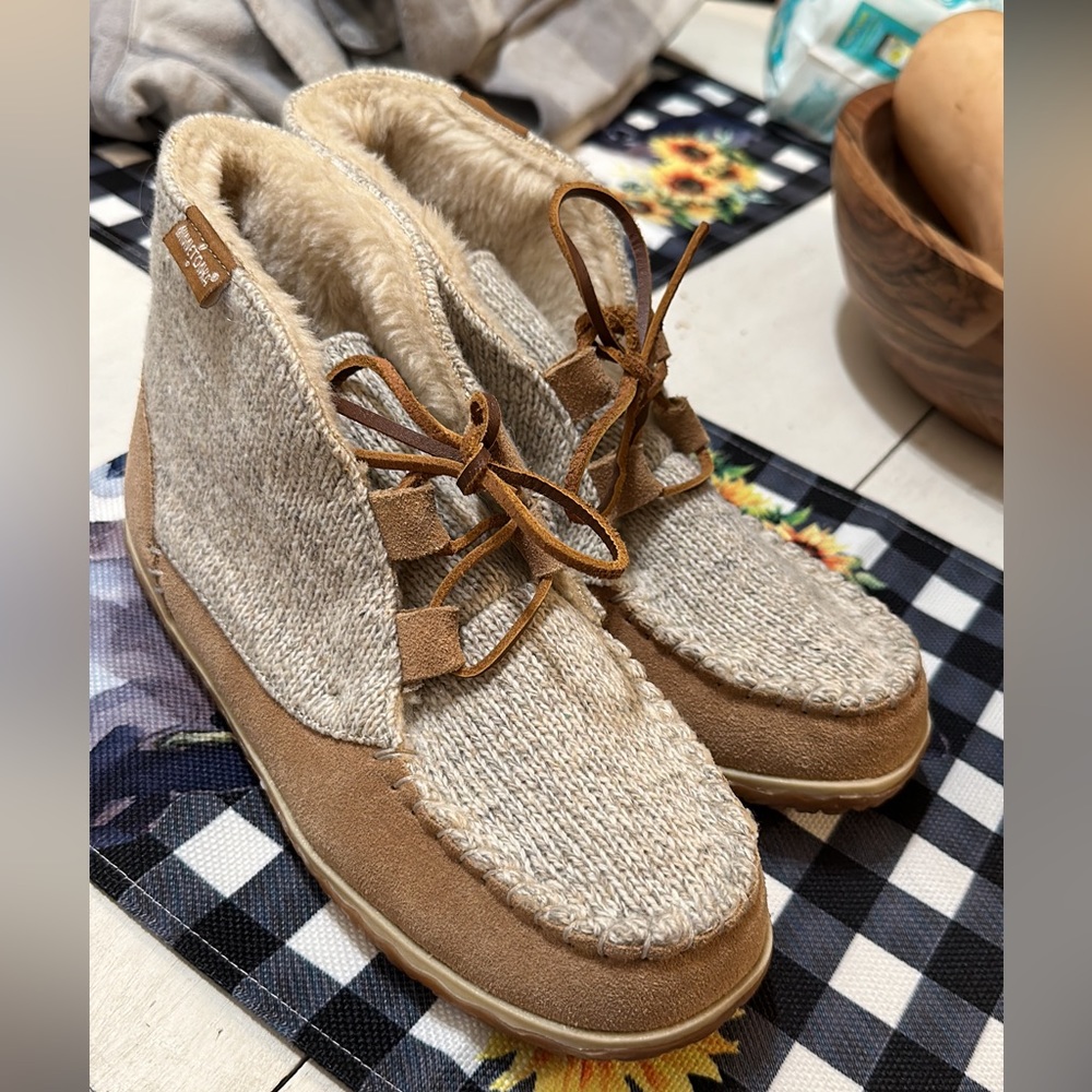 Minnetonka Mid rise moccasins